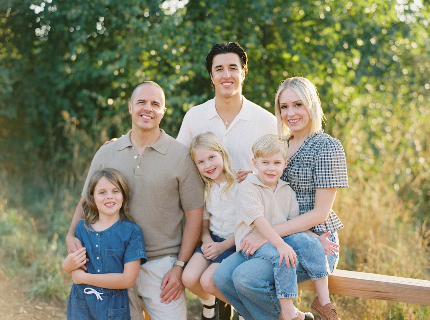 family of six poses for family photos at Marymoor Park in Redmond