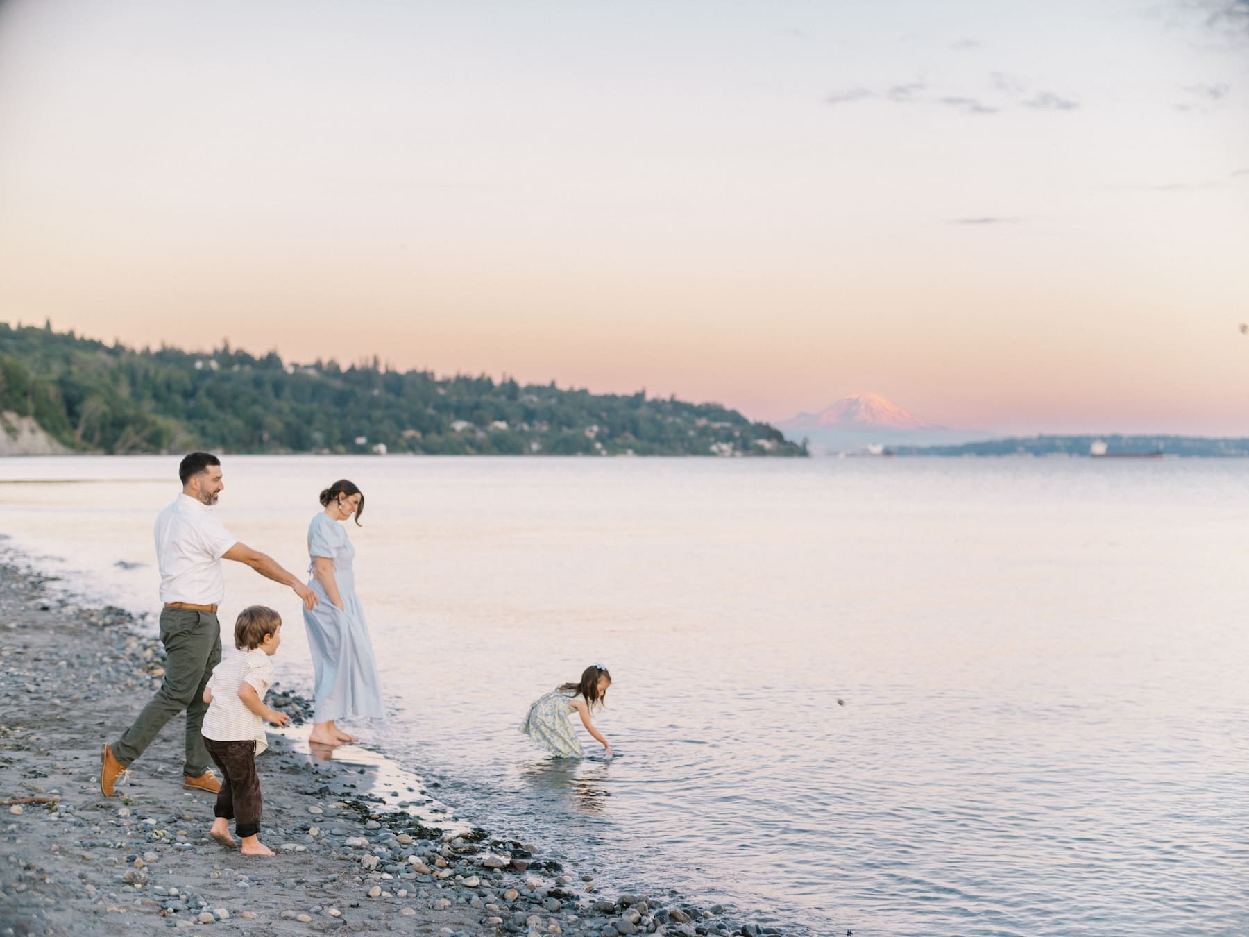 seattle family beach photos at dusk with Mt. Rainier in the background 